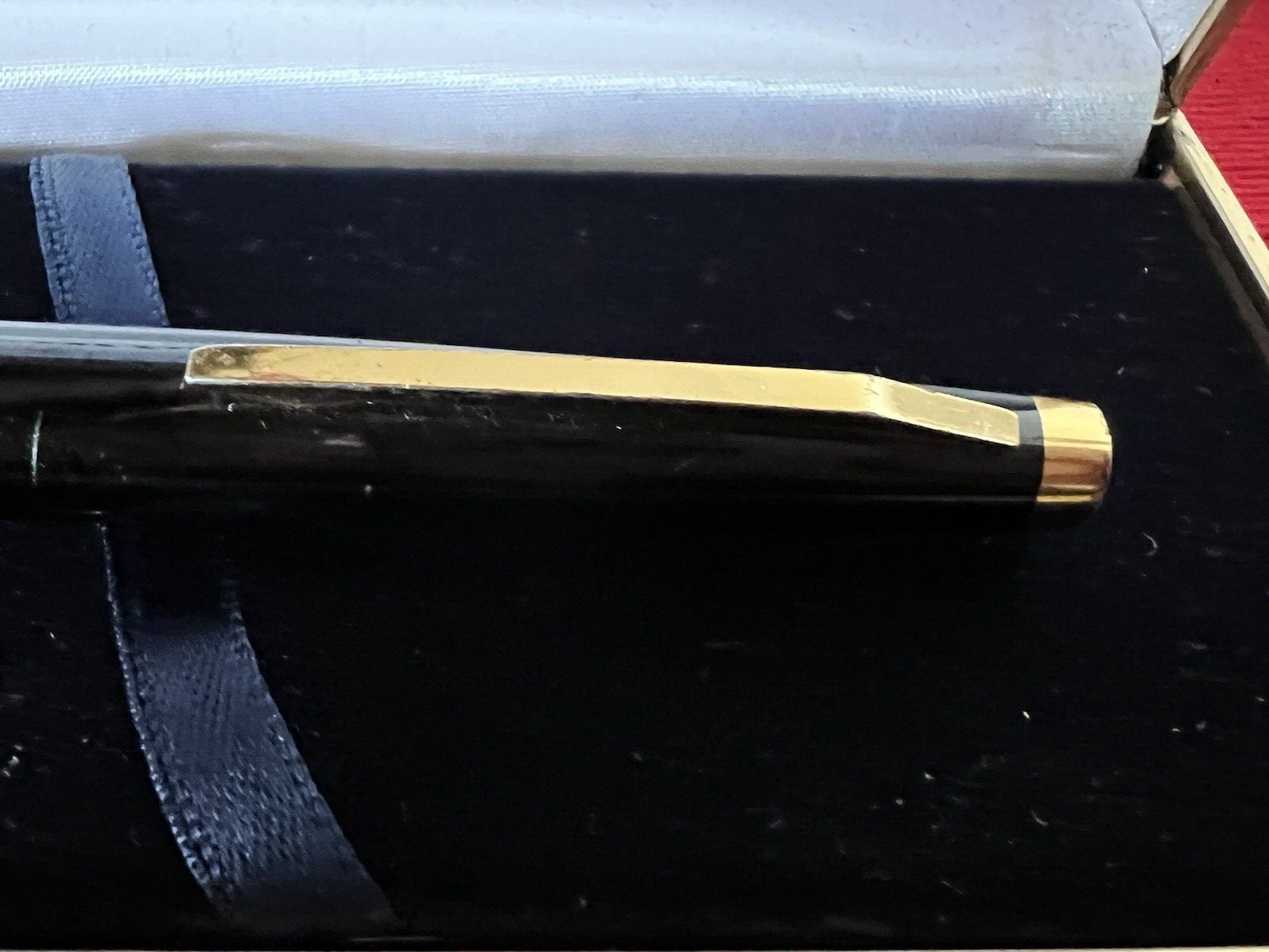 🔴 UNI-BALL DX Mini-Kugelschreiber, glänzend schwarz mit Vintage-Goldverzierungen 