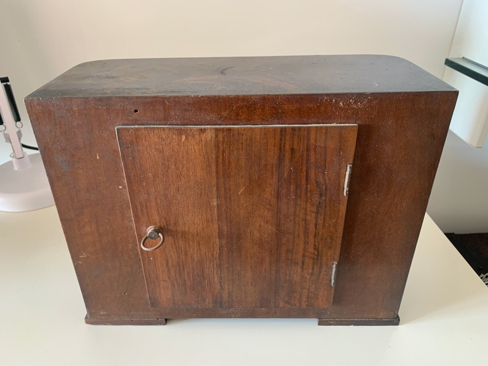 Rote Tischuhr aus Holz mit innenliegendem Pendel und Vintage-Glockenspiel 