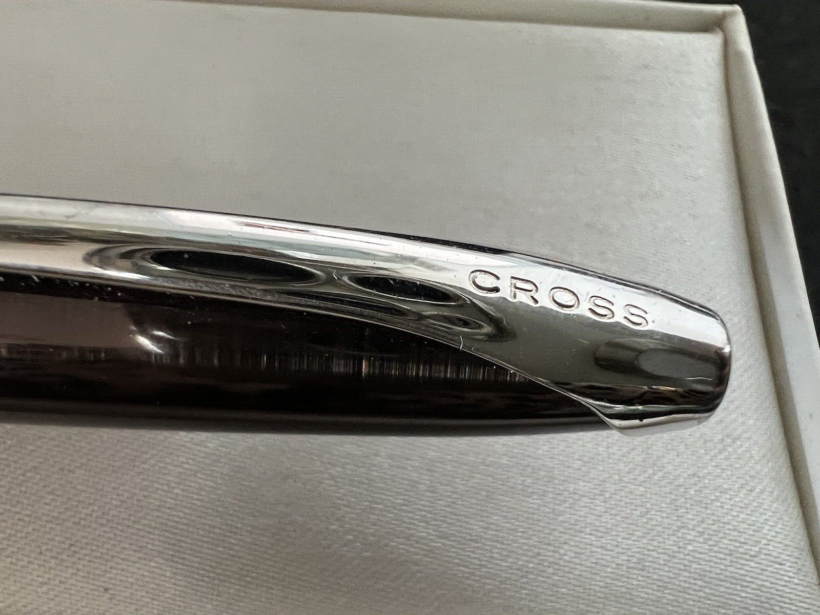 🔴 CROSS Kugelschreiber, braun lackiert und mit aerodynamischen Chromlinien, schreibt E