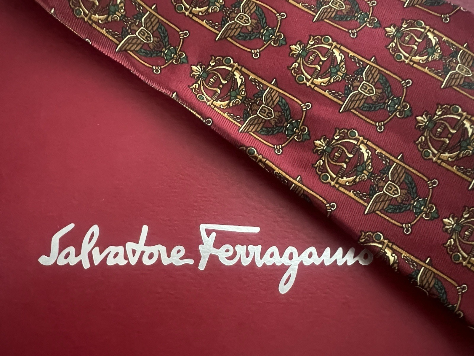 SALVATORE FERRAGAMO Rote Seda Corbata mit Vintage-Golden-Escudos-Motiv 