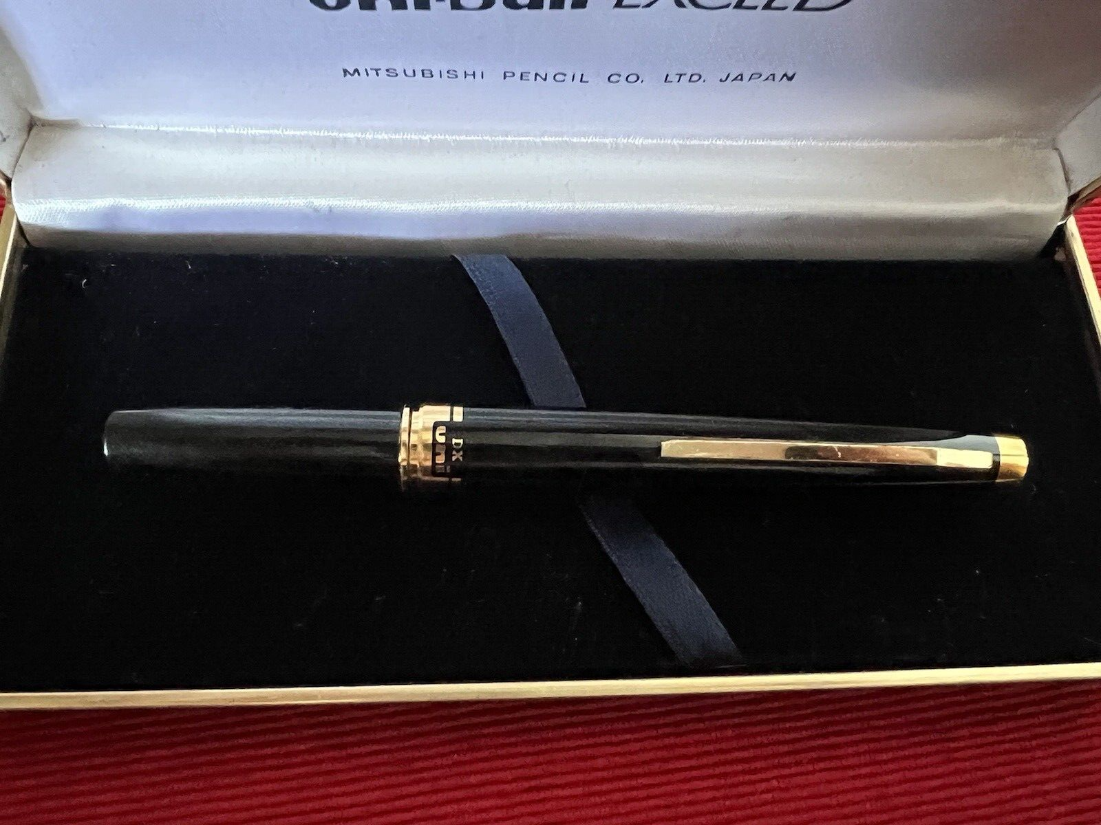 🔴 UNI-BALL DX Mini-Kugelschreiber, glänzend schwarz mit Vintage-Goldverzierungen 