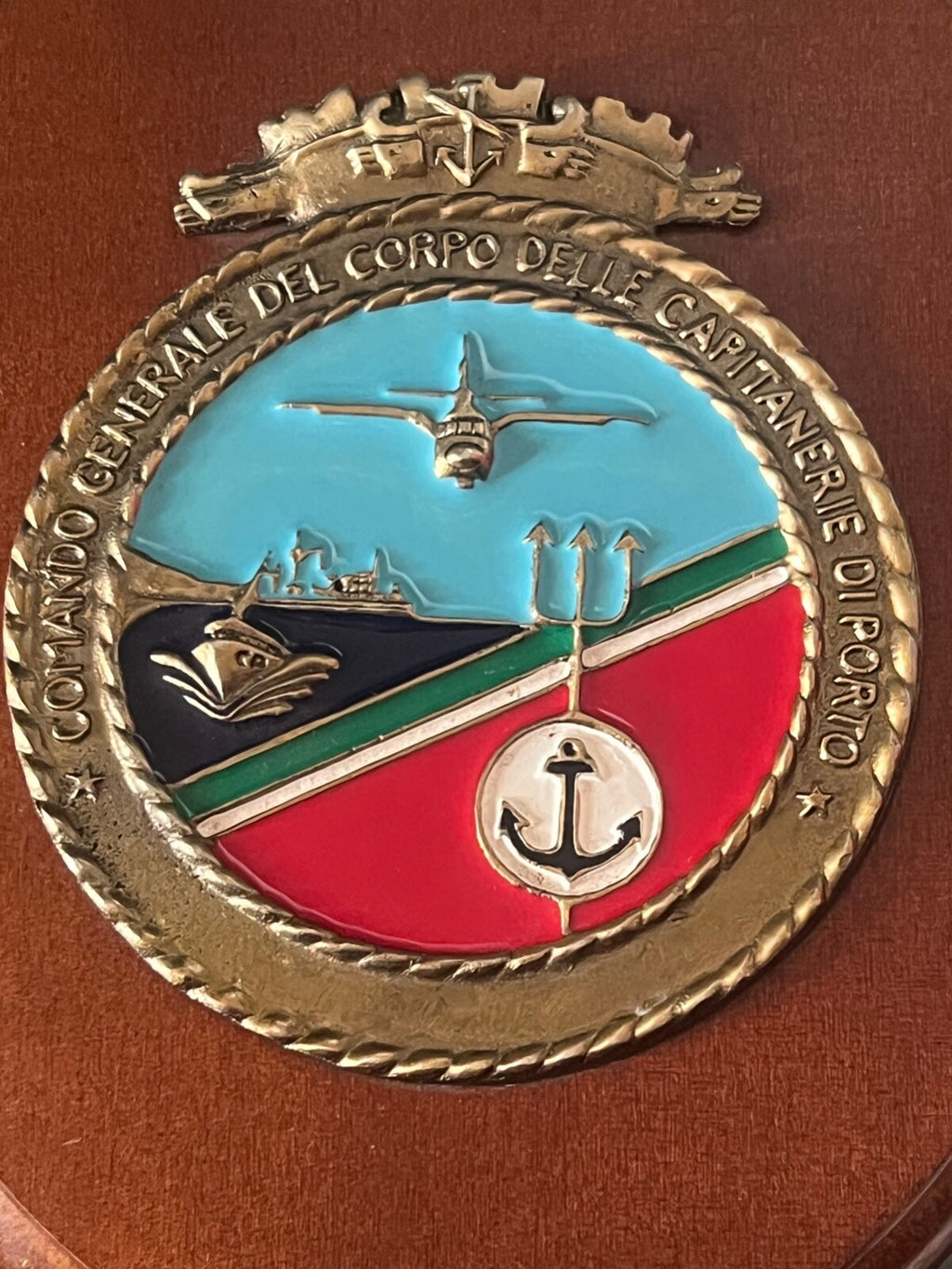 🔴 Militärwappen COMANDO CARPENTERIE DI PORTO auf Metallsockel mit Holzschild 