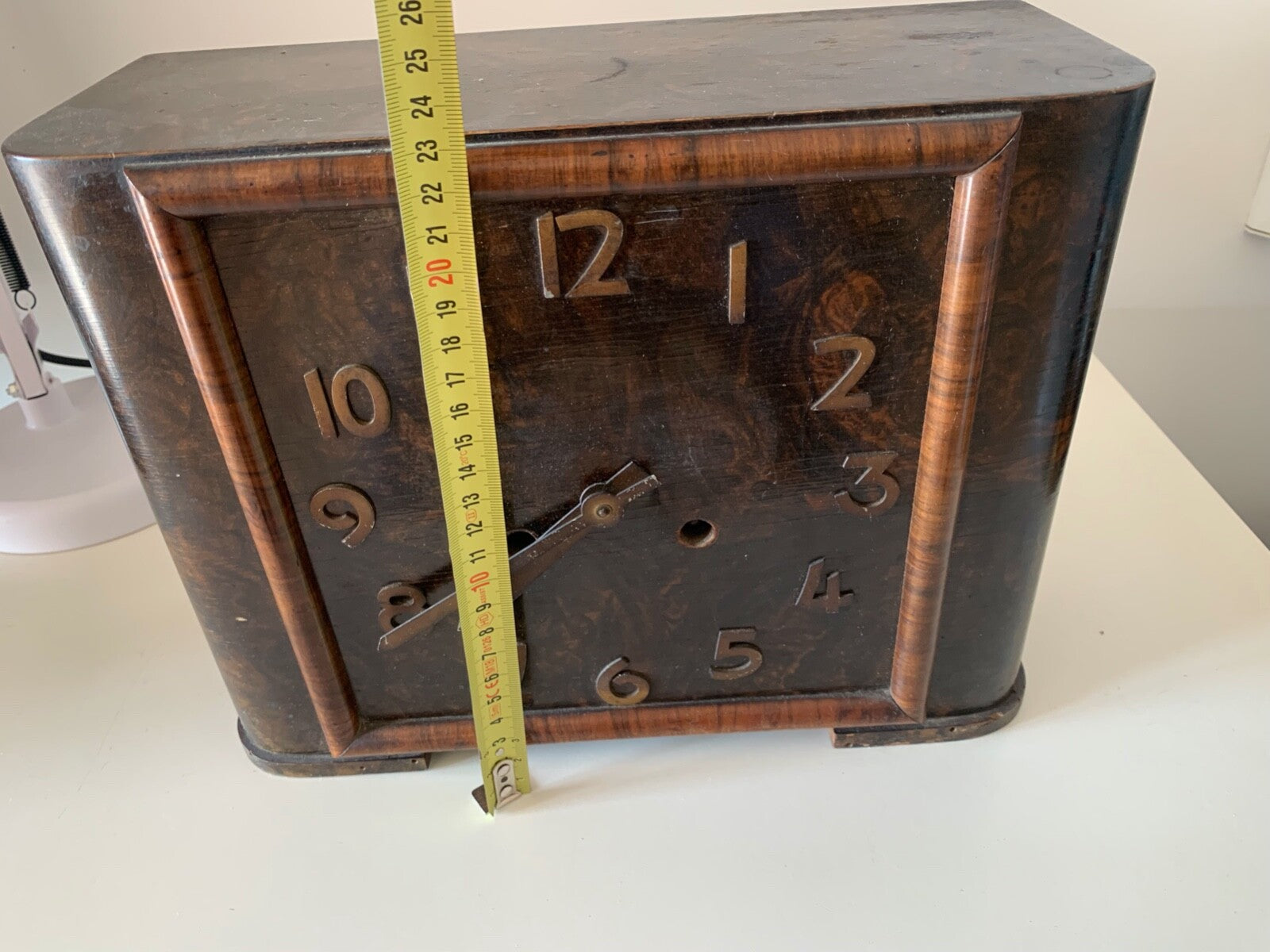 Rote Tischuhr aus Holz mit innenliegendem Pendel und Vintage-Glockenspiel 