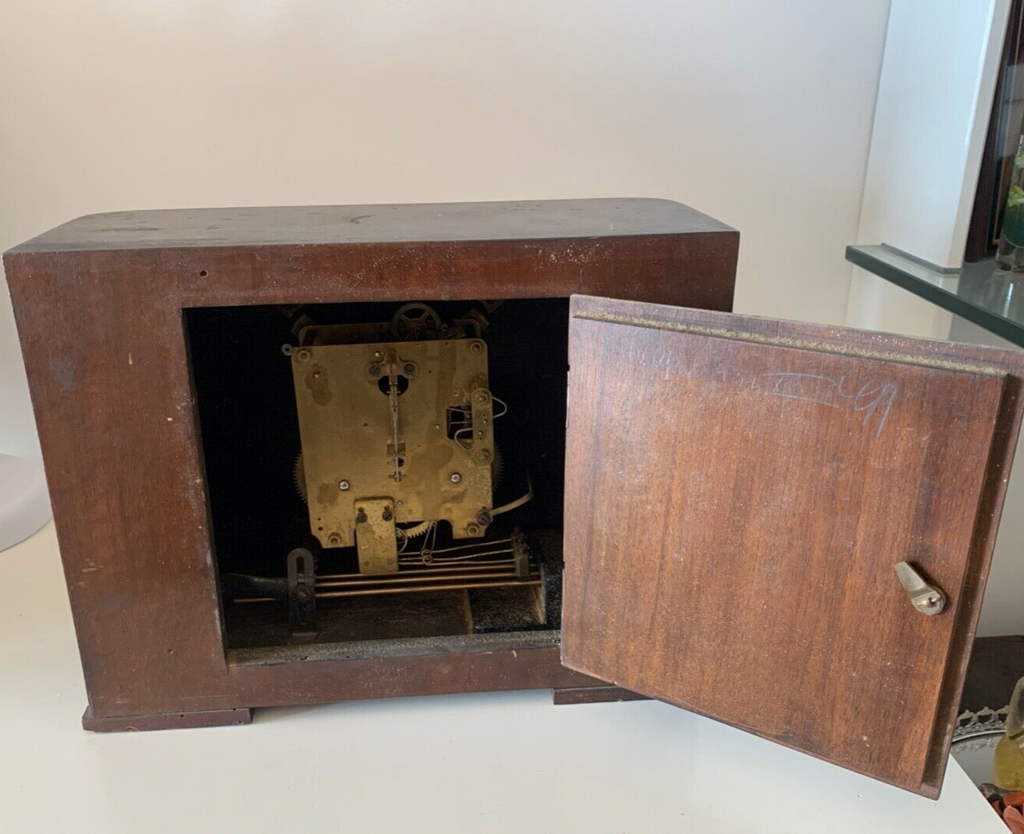 Rote Tischuhr aus Holz mit innenliegendem Pendel und Vintage-Glockenspiel 