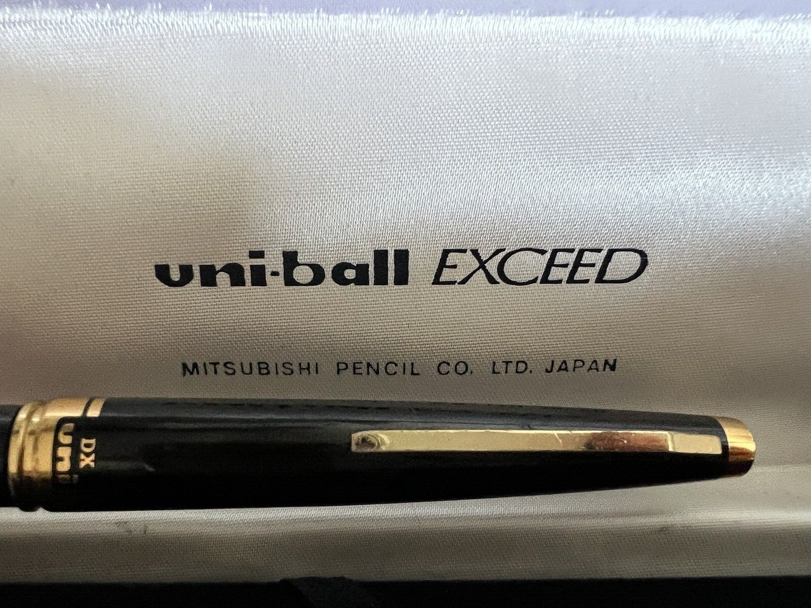 🔴 UNI-BALL DX Mini-Kugelschreiber, glänzend schwarz mit Vintage-Goldverzierungen 