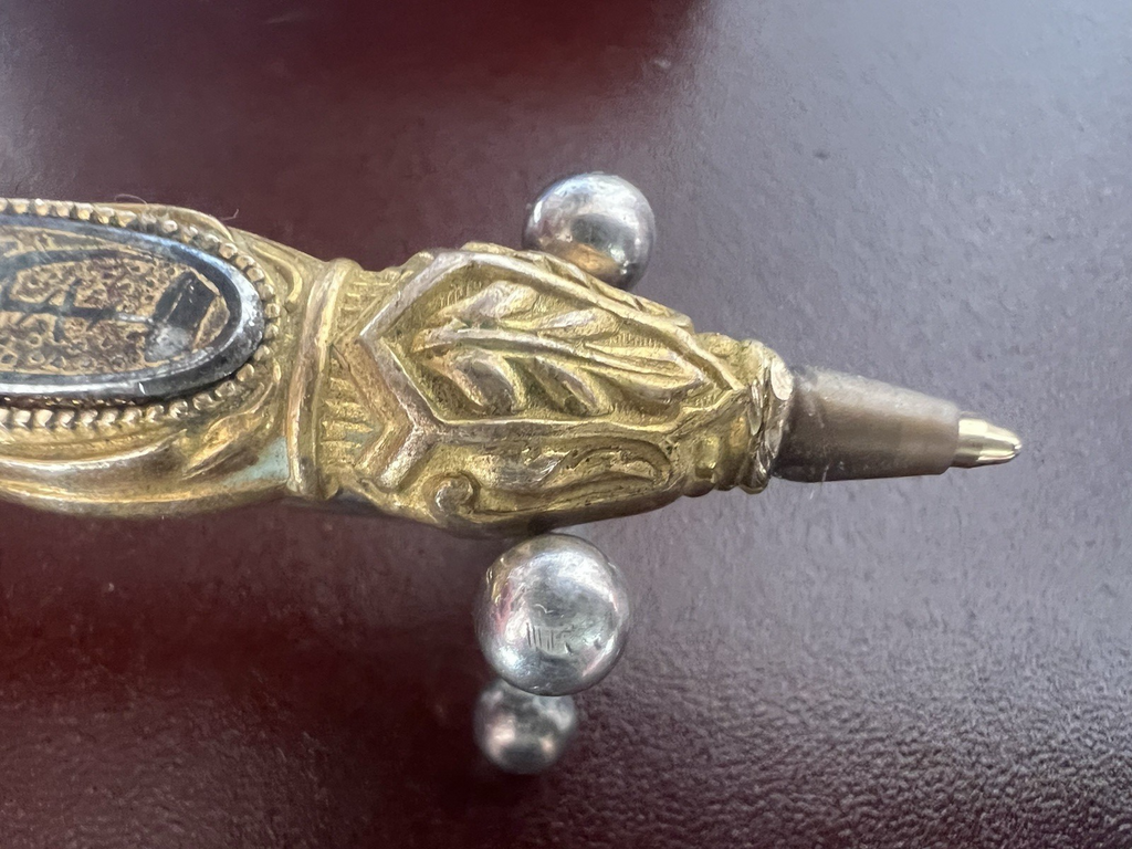 🔴 Penna sfera metallo dorato bassorilievi miniature smaltate antica RARA 1800