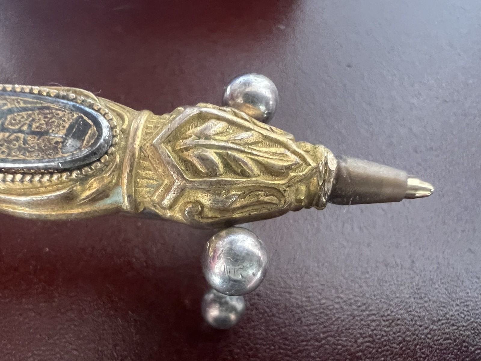 🔴 Penna sfera metallo dorato bassorilievi miniature smaltate antica RARA 1800