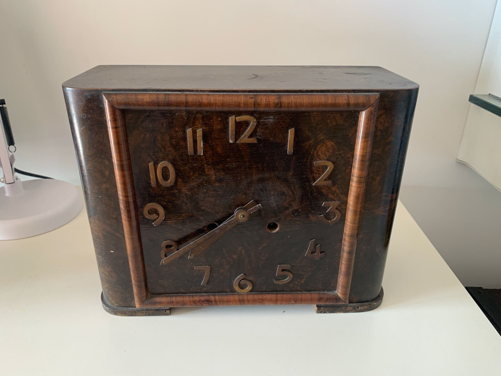 Rote Tischuhr aus Holz mit innenliegendem Pendel und Vintage-Glockenspiel 