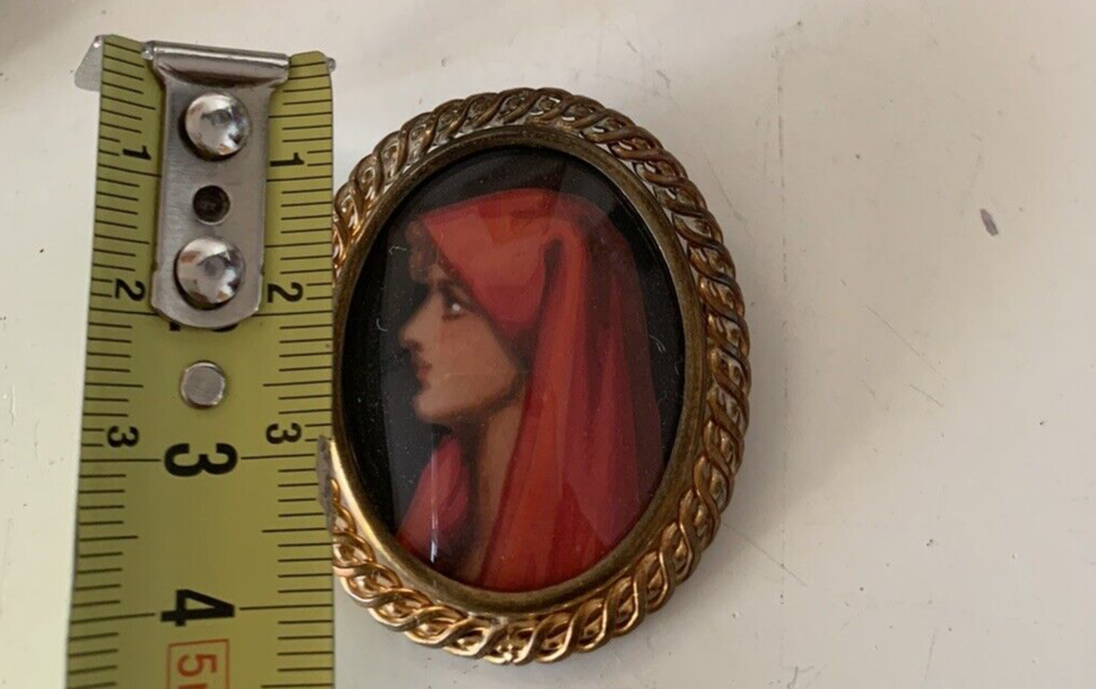 Broche Miniature Profil De Femme Cadre Festonnée Foulard Chapeau Vintage 