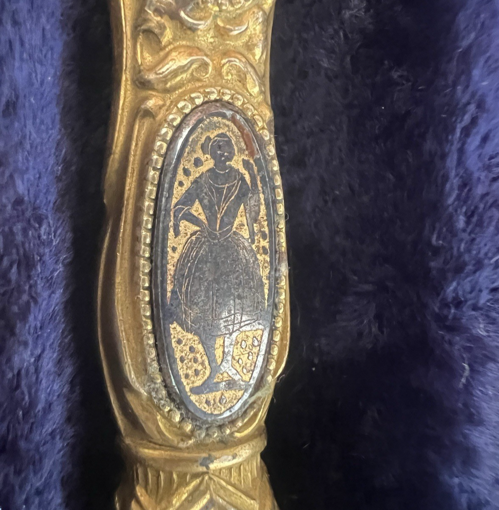 🔴 Penna sfera metallo dorato bassorilievi miniature smaltate antica RARA 1800