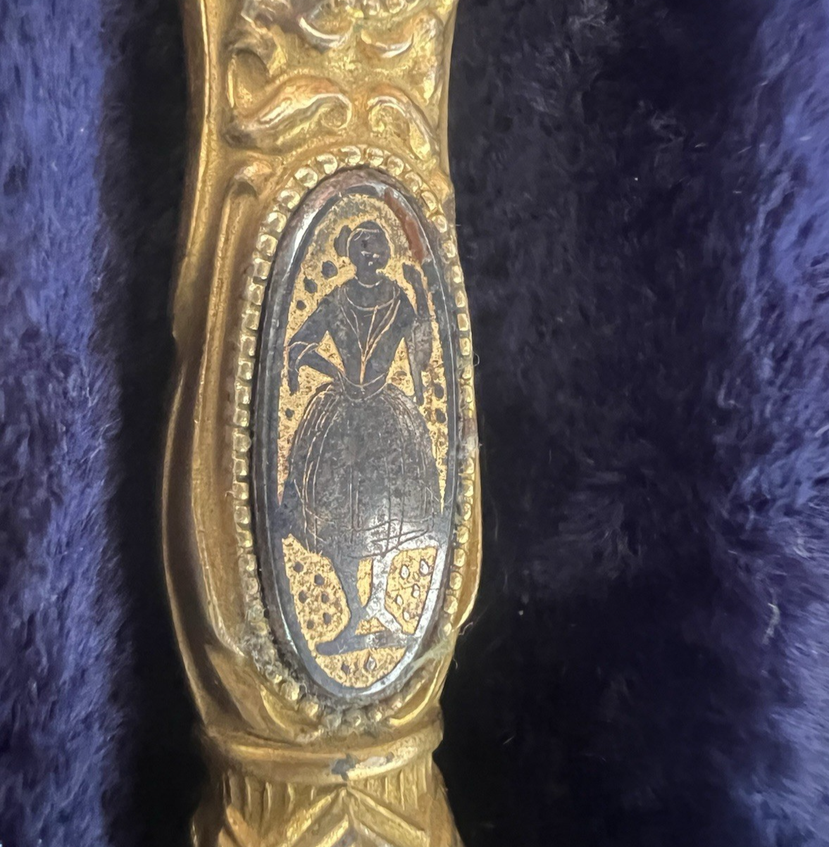 🔴 Penna sfera metallo dorato bassorilievi miniature smaltate antica RARA 1800