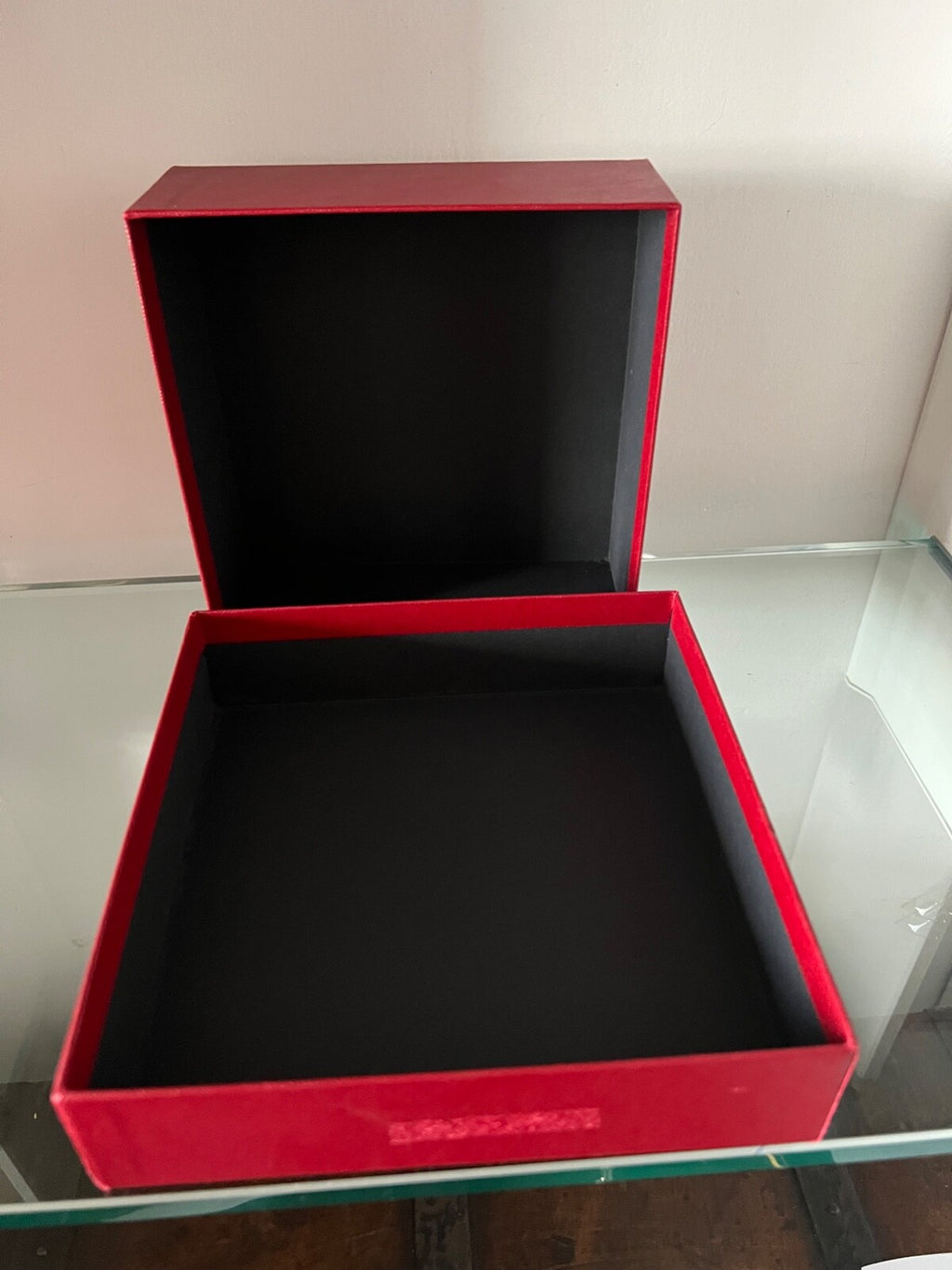🔴 CARTIER Schmuckkästchen, rote Innenausstattung, 18 x 18 x 7 cm 