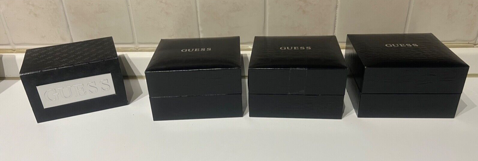 🔴 GUESS 4-teilige Uhrenboxen aus schwarzem Kunstleder (ohne Kissen) 