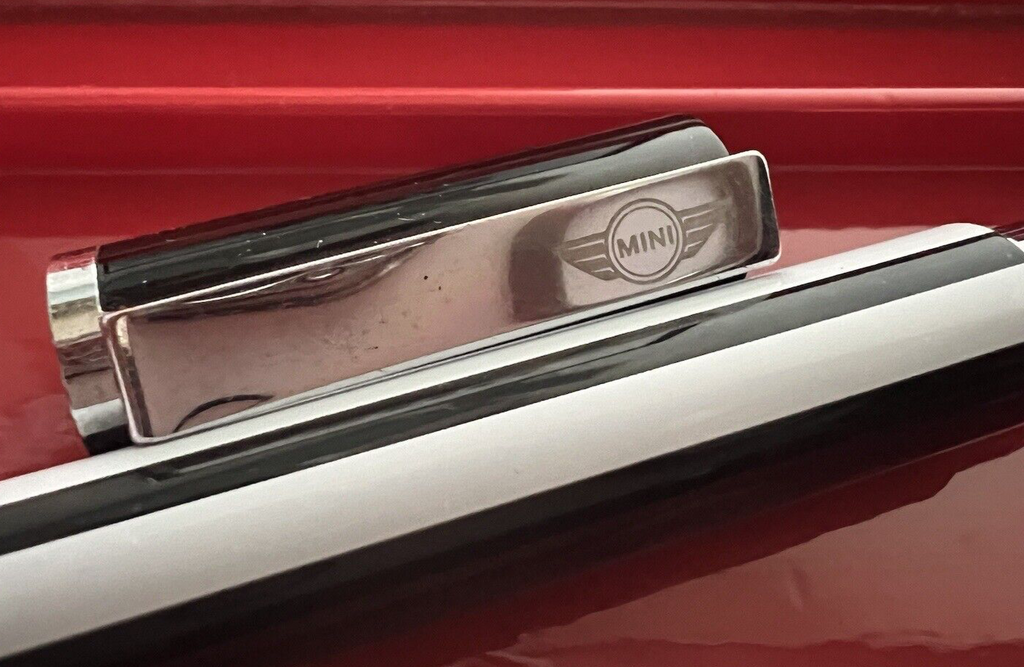 🔴 AUTO MINI Kugelschreiber mit Lackierung in SCHWARZ-WEISSEN Streifen schreibt perfekt