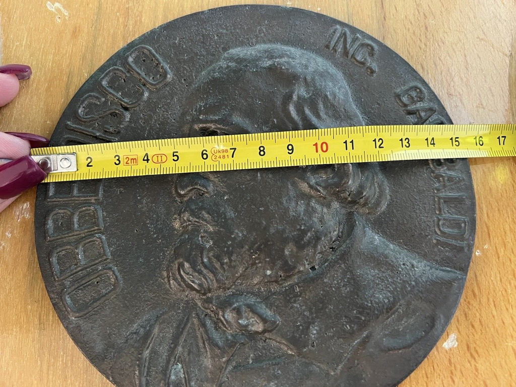 🔴 Große Bronzemedaille mit dem Wappen der Garibaldi auf originalem Holzschild: ICH GEHORCHE