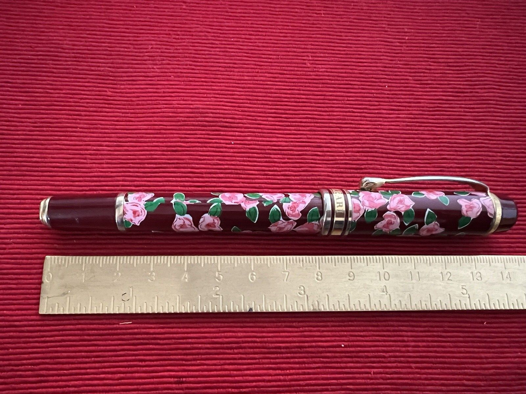 Naj Oleari Stylo-Plume Stylo à Plume Laque Rouge Fleurs Rose Écrit Vintage