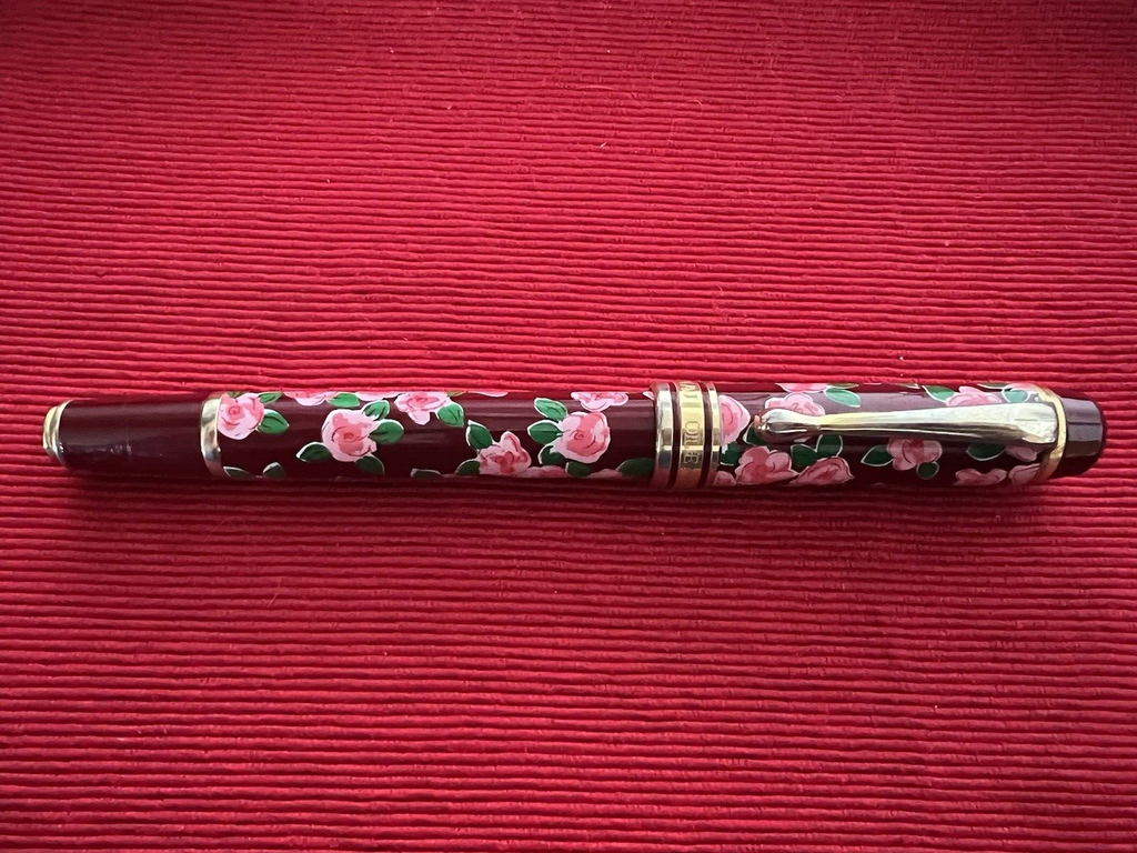 Naj Oleari Stylo-Plume Stylo à Plume Laque Rouge Fleurs Rose Écrit Vintage