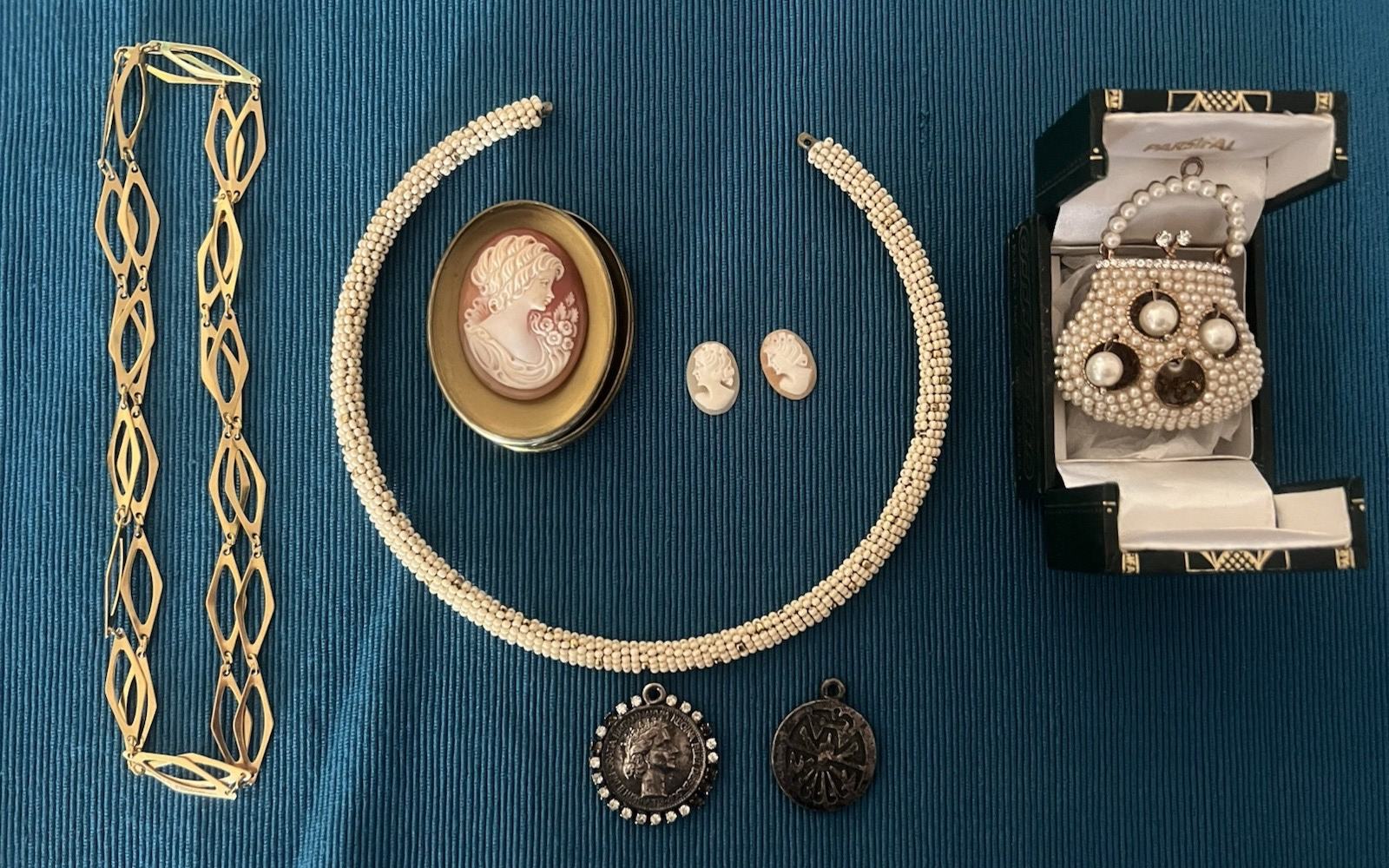 Halsketten, Modeschmuck, Kameen, Anhänger, Ketten und Perlen, Vintage-Jahre '70er Jahre' 