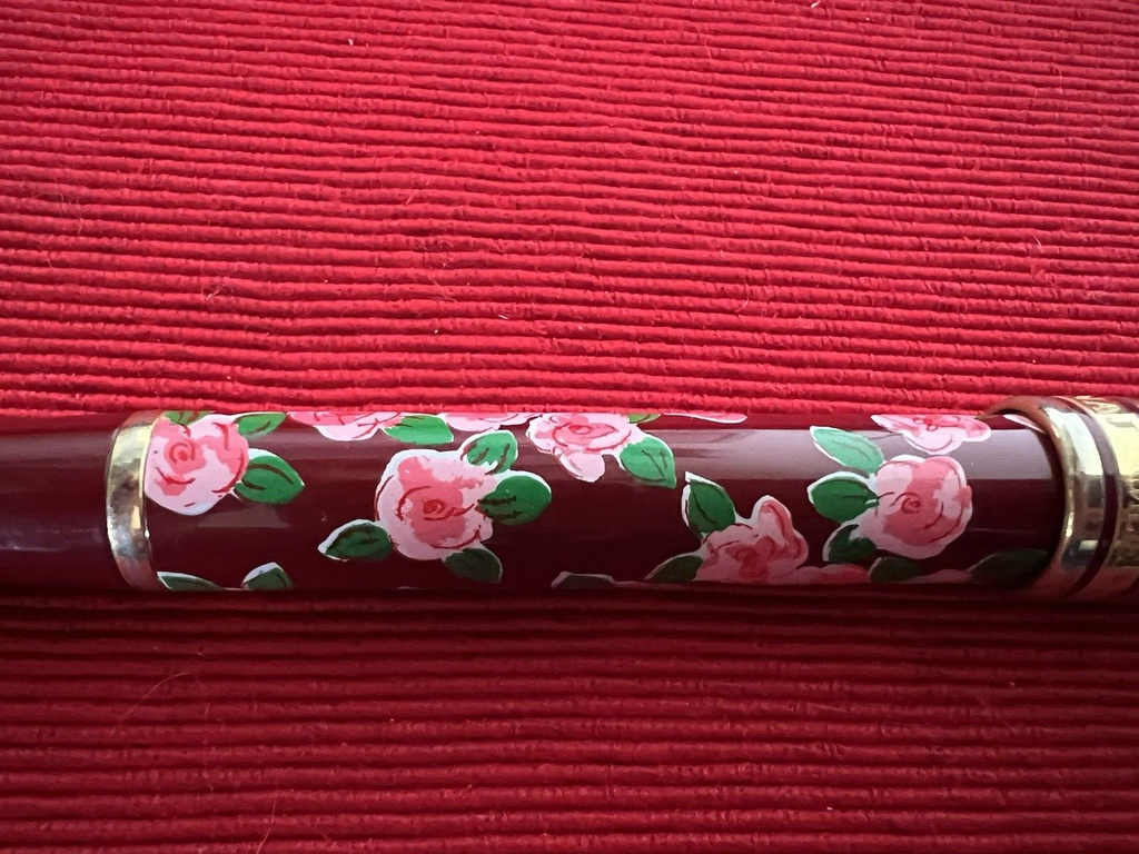 Naj Oleari Stylo-Plume Stylo à Plume Laque Rouge Fleurs Rose Écrit Vintage