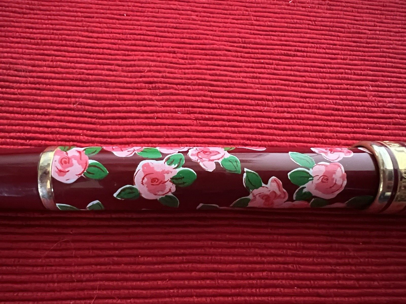 Naj Oleari Stylo-Plume Stylo à Plume Laque Rouge Fleurs Rose Écrit Vintage