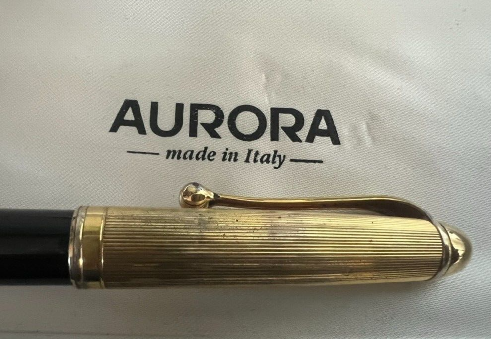 🔴 AURORA penna sfera 88 resina con cappuccio laminato oro con segni del tempo