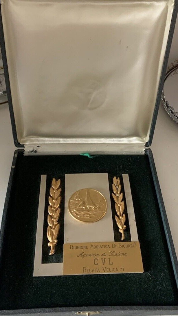 Panonceau Avec Médaille Regatta Surface de Voile 1977 Réunion Adriatique De 