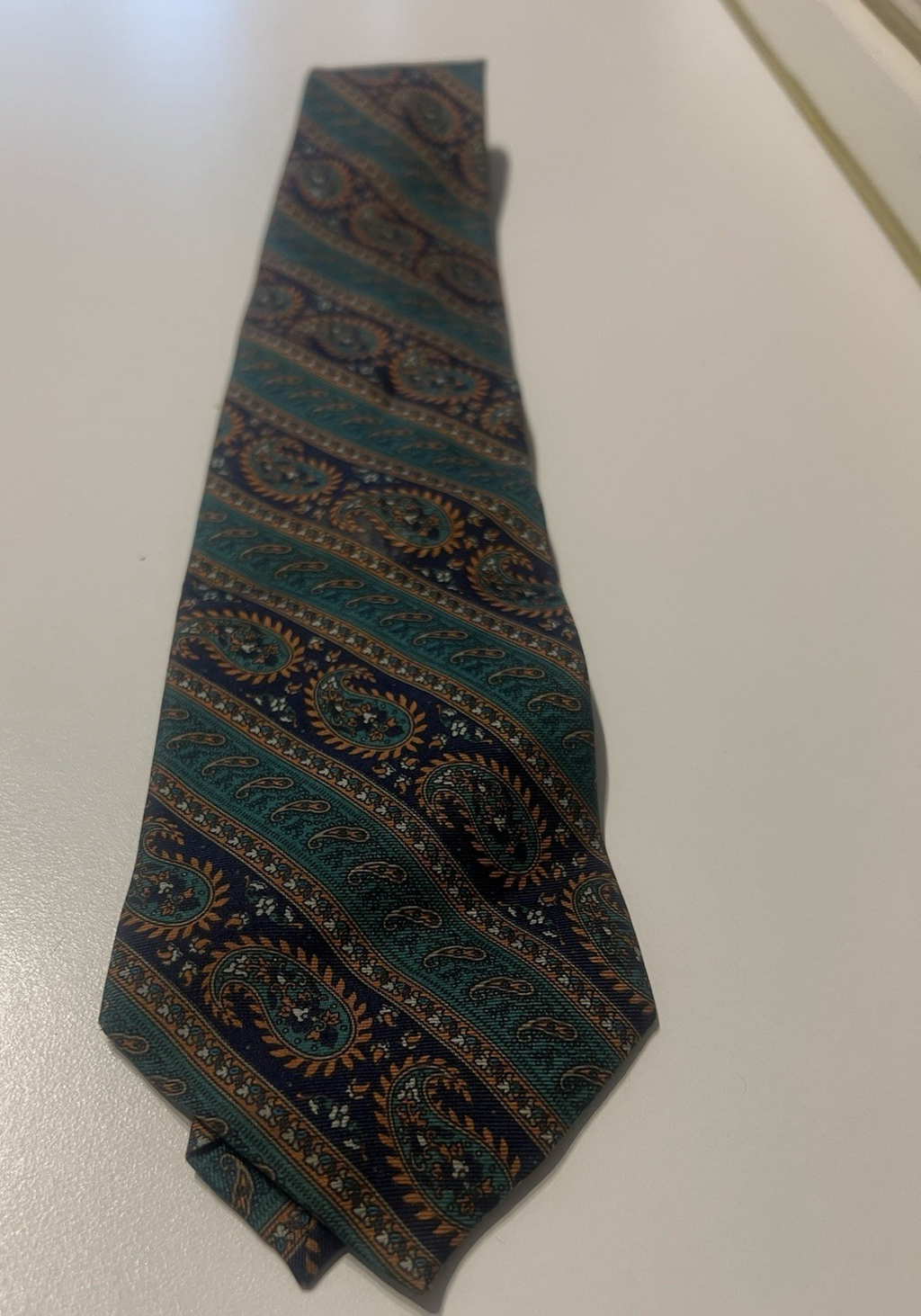Rote GUCCI Herrenkrawatte aus reiner Seide, grün mit Monogrammen, elegant und formell 