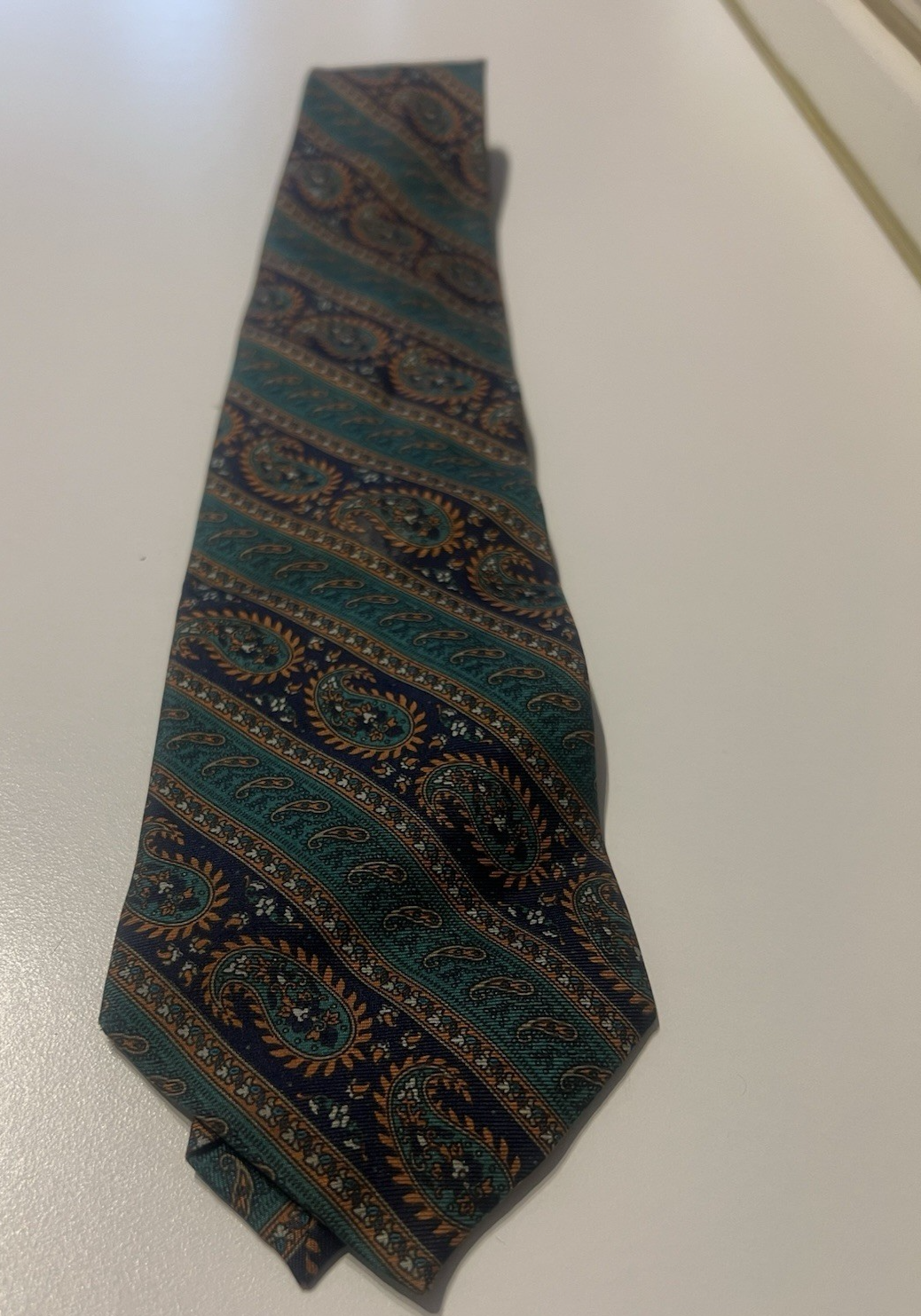 Rote GUCCI Herrenkrawatte aus reiner Seide, grün mit Monogrammen, elegant und formell 