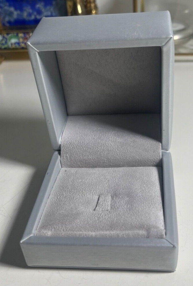 🔴 Ruggero Broggian Ringbox mit perlgrauem, beflocktem Innenraum 