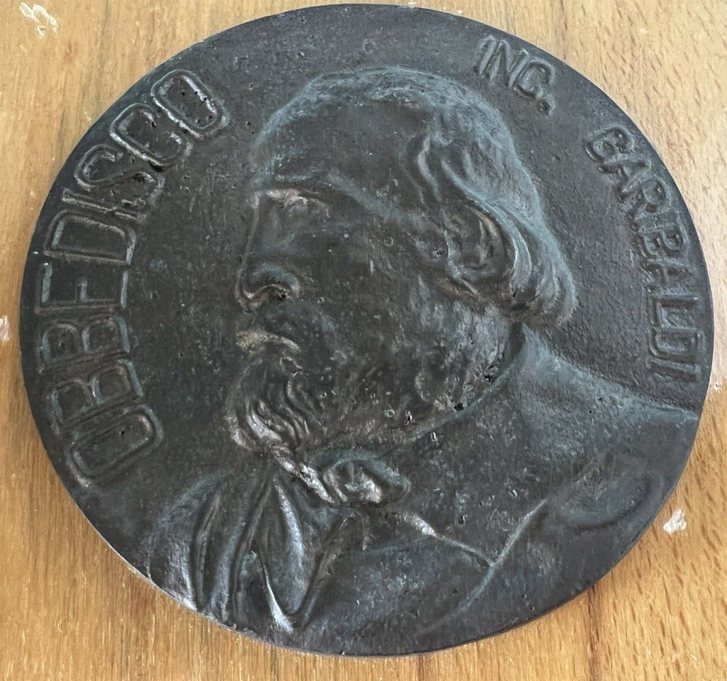 🔴 Große Bronzemedaille mit dem Wappen der Garibaldi auf originalem Holzschild: ICH GEHORCHE