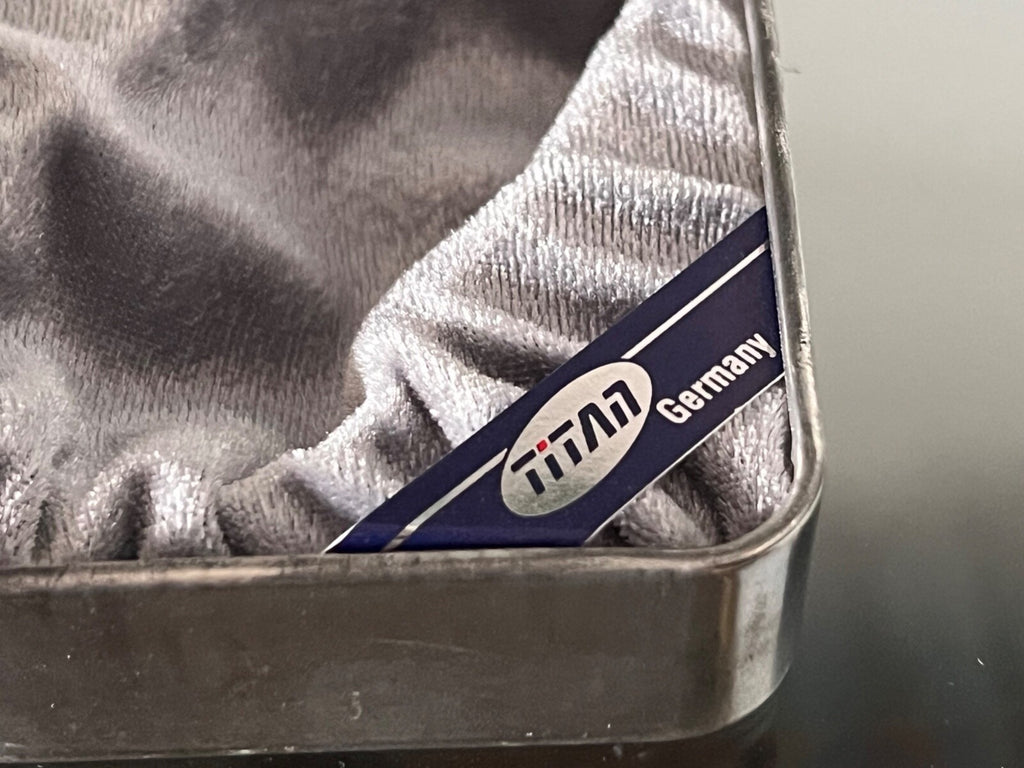 🔴 LUBINSKI TITAN Feuerzeugbox aus beflocktem Aluminium 