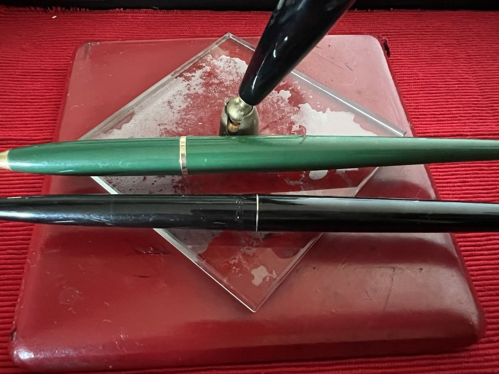 Stilofori Kugelschreiber-Set mit Tischfuß, hautfarben, rot, mit 2 Stiften, Vintage 1970 