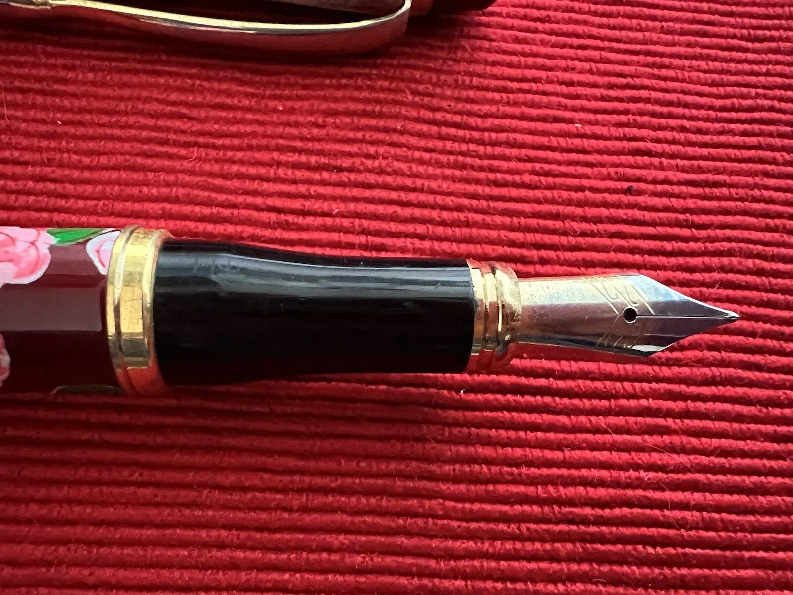 Naj Oleari Stylo-Plume Stylo à Plume Laque Rouge Fleurs Rose Écrit Vintage
