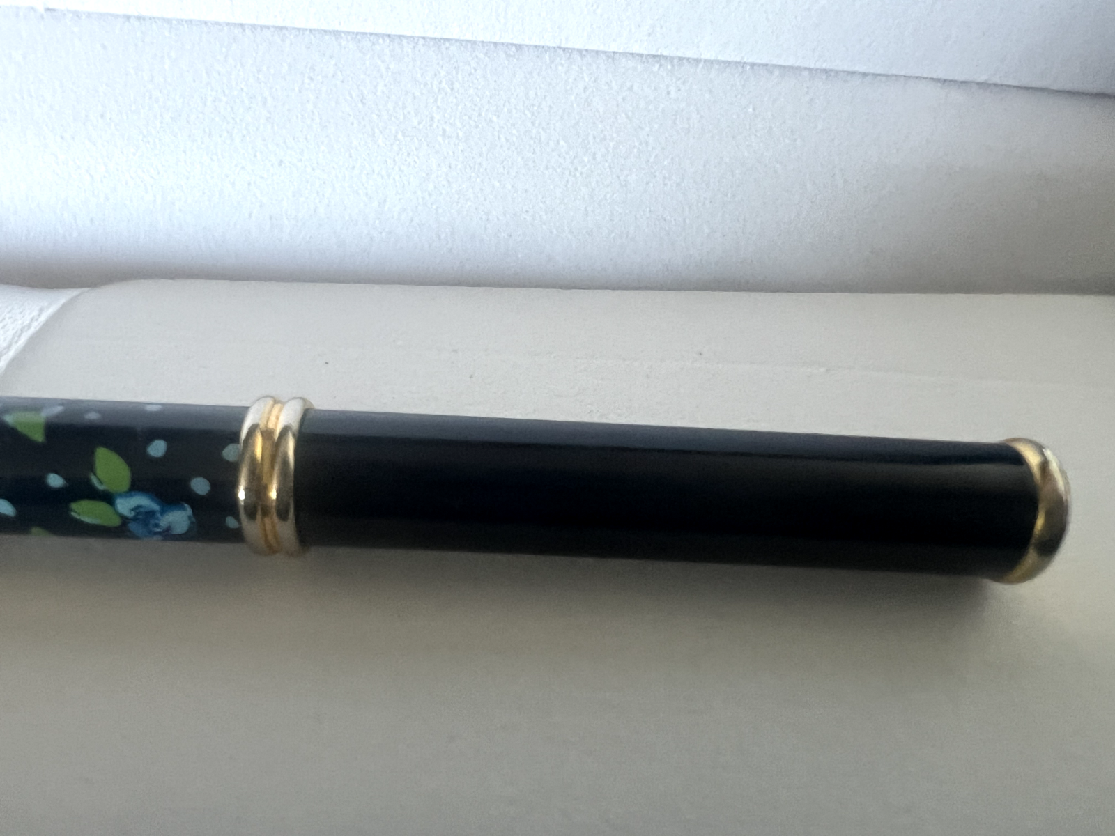 Naj Oleari Stylo-Plume Sphère Laque Bleu Fleurs Bleus Écrit Vintage 1990