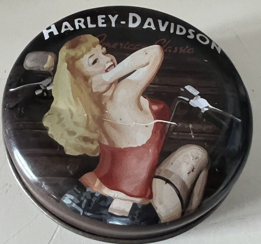 🔴 HARLEY DAVIDSON scatola di latta con PIN UP,porta oggetti L 6,4 cm, vintage