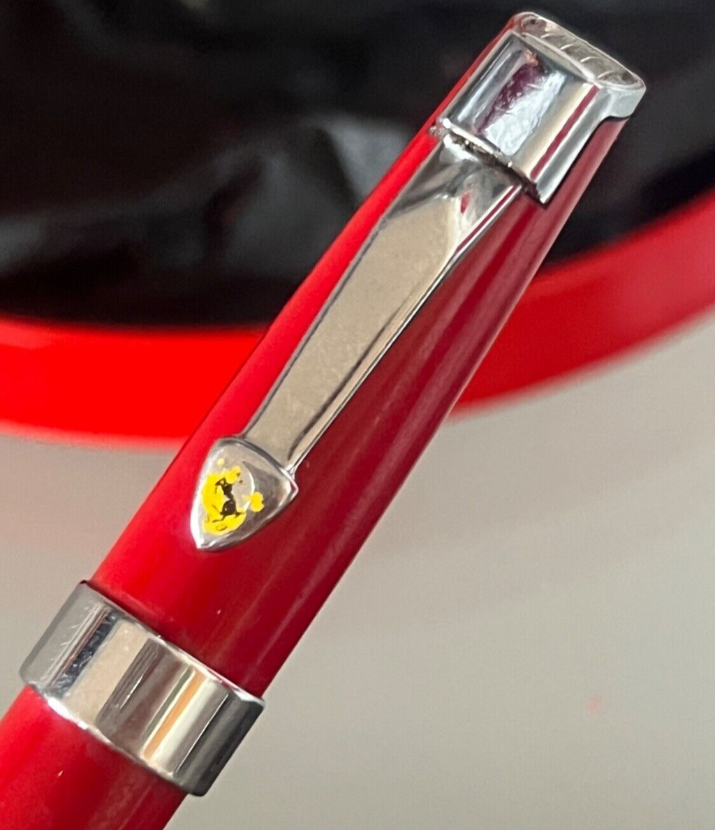 Ferrari Stylo-Plume Sphère Rouge avec Logo Cheval Cabré Écrit Avec Boîte
