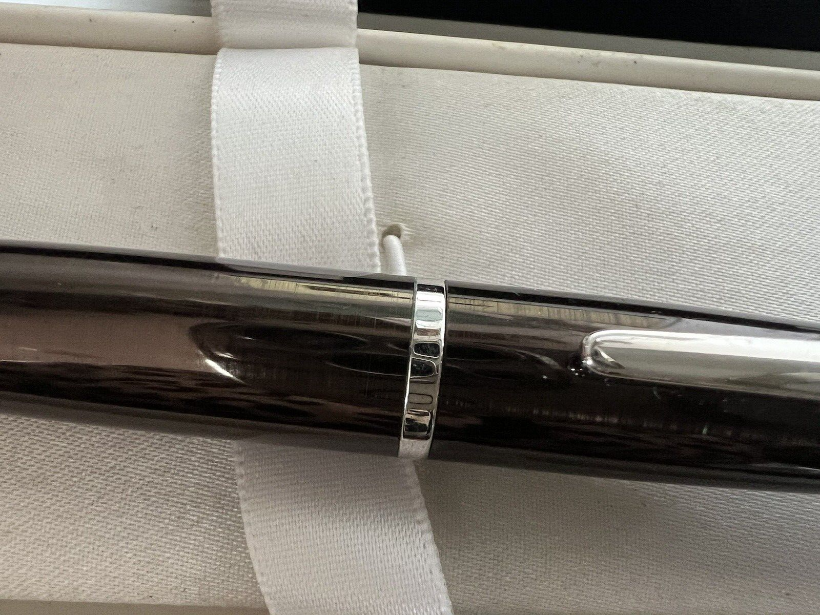 🔴 CROSS Kugelschreiber, braun lackiert und mit aerodynamischen Chromlinien, schreibt E