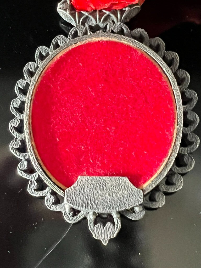 Santino Avec Cadre en Dentelle Bronze Et Ruban de Velours Rouge Vintage 1930