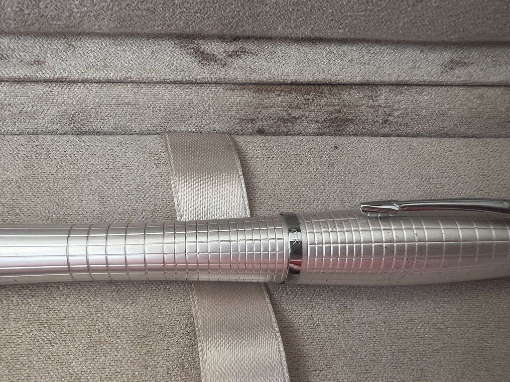 Parker Stylo-Plume Stylo à Plume Urban Premium Chrome Satiné Et Brillant Écrit