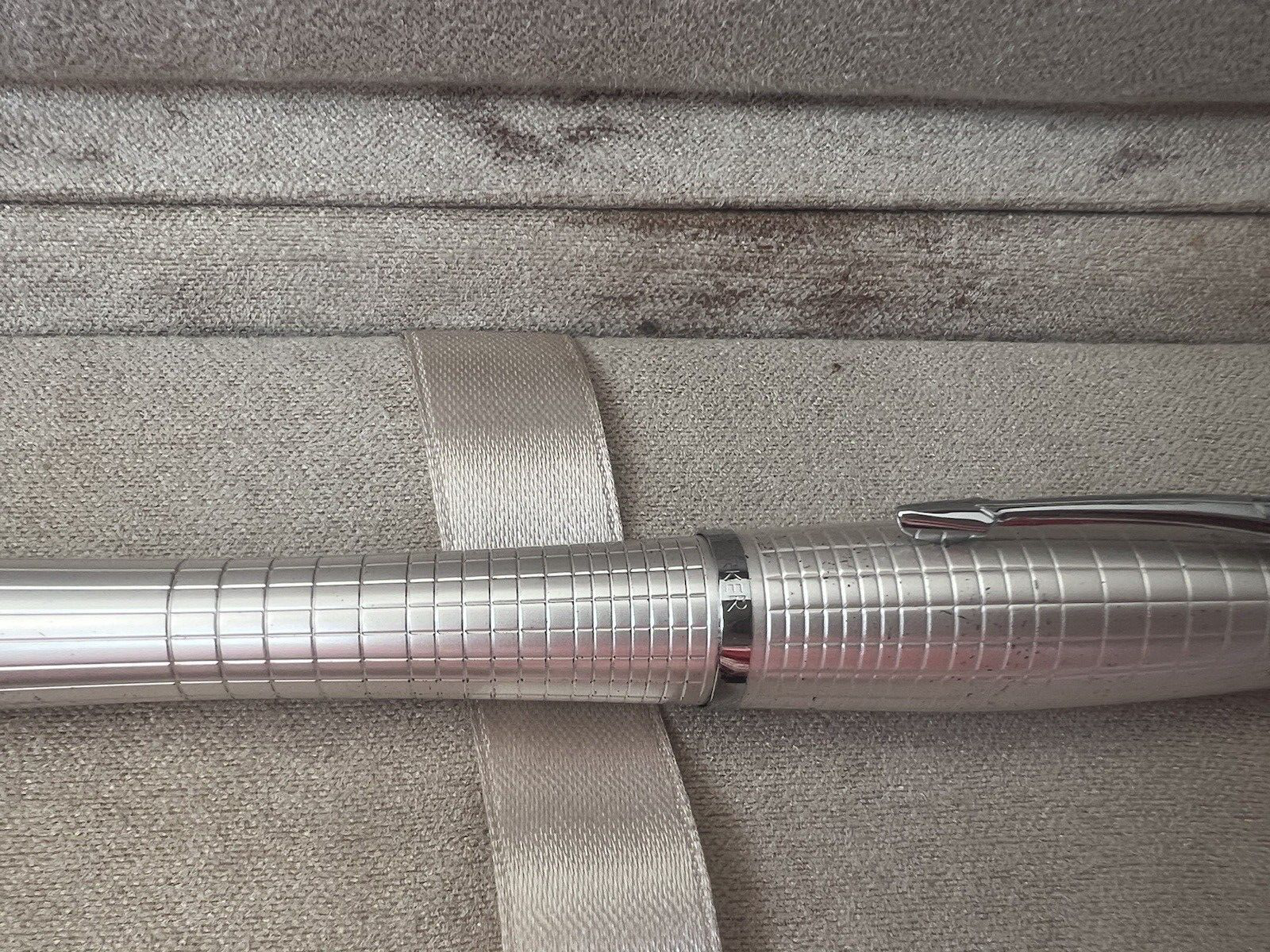 Parker Stylo-Plume Stylo à Plume Urban Premium Chrome Satiné Et Brillant Écrit