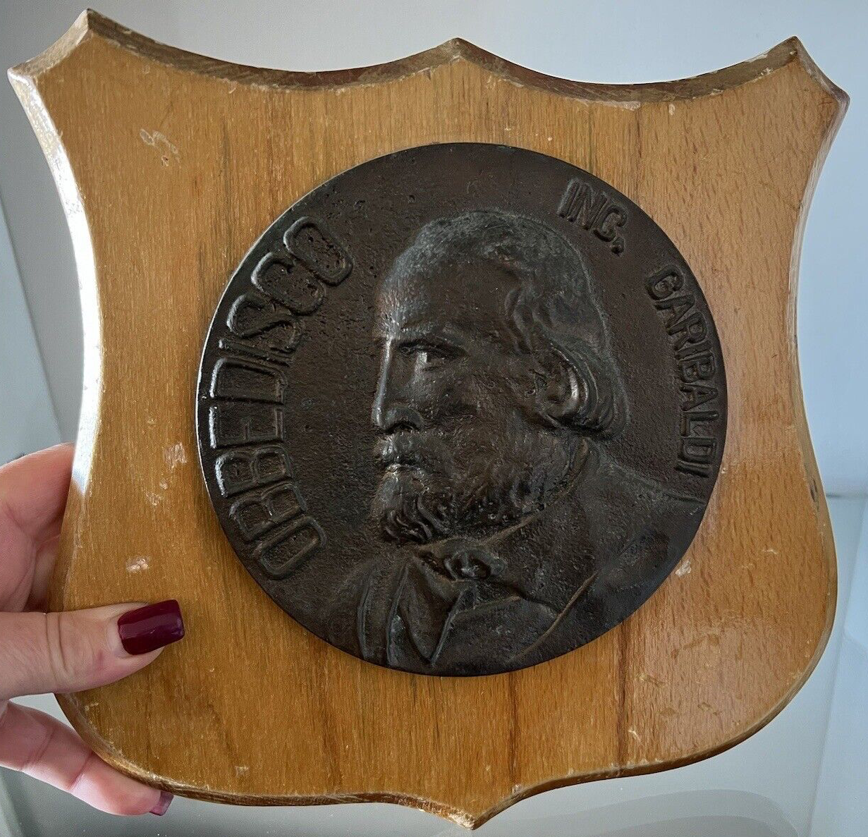 🔴 Große Bronzemedaille mit dem Wappen der Garibaldi auf originalem Holzschild: ICH GEHORCHE