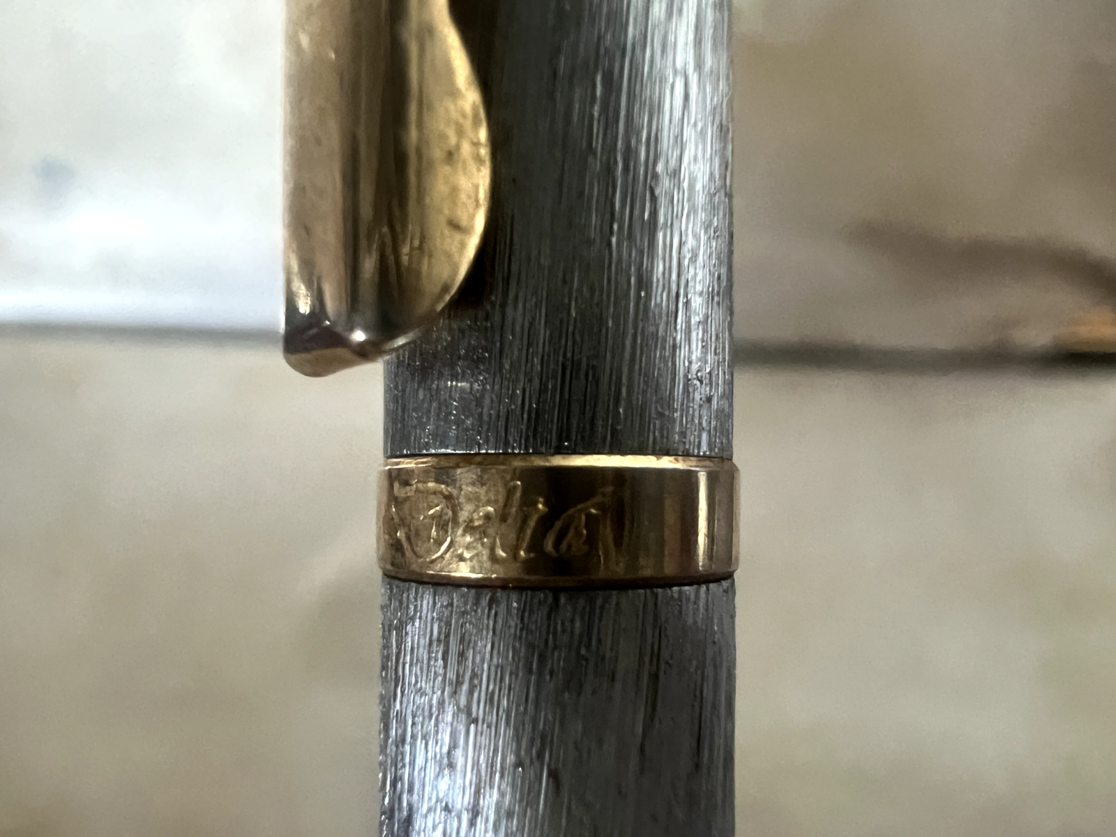 Delta Stylo-Plume Sphère Chrome Satiné Avec Profils Doré Bouton Snap Écrit