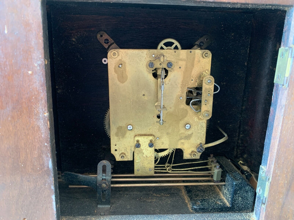 Rote Tischuhr aus Holz mit innenliegendem Pendel und Vintage-Glockenspiel 