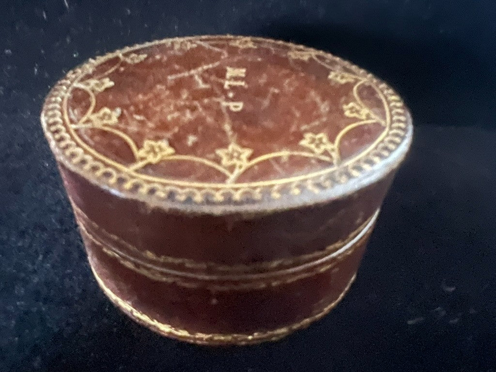 🔴 Vintage-Taschenuhren-Schmuckkästchen aus Leder mit Gravuren und Seidenfutter, Ø 7 cm 