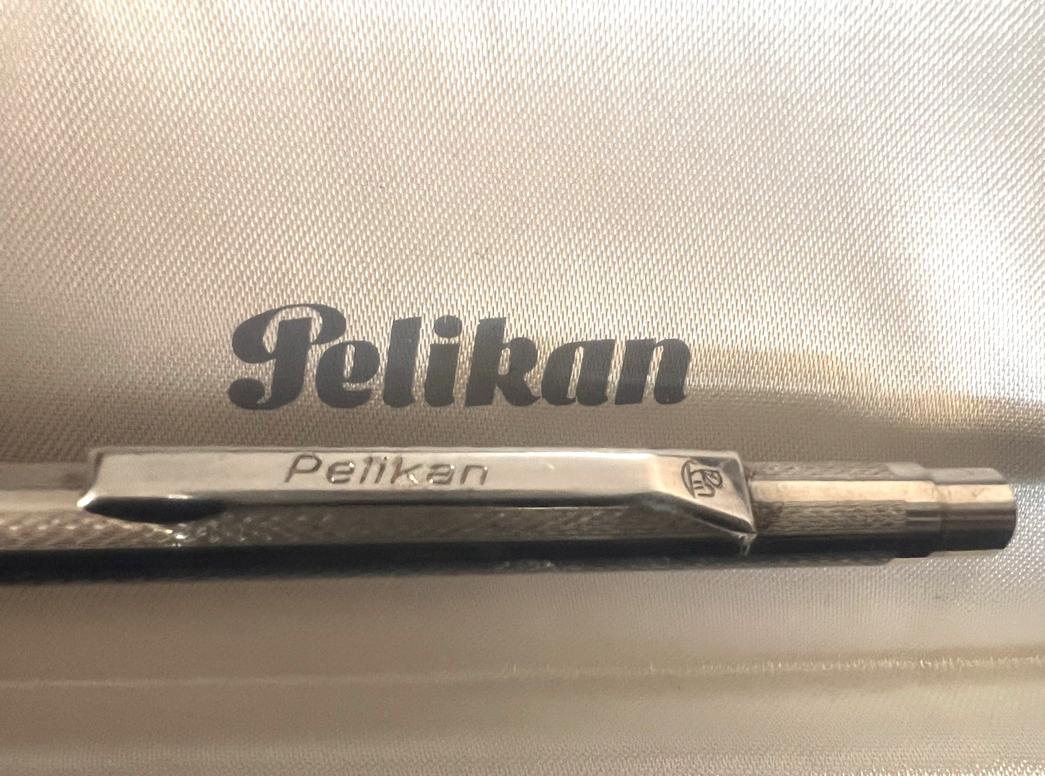 Pelikan Penne Sphère Plaqué Argent Guilloché Automatique Écrit Vintage