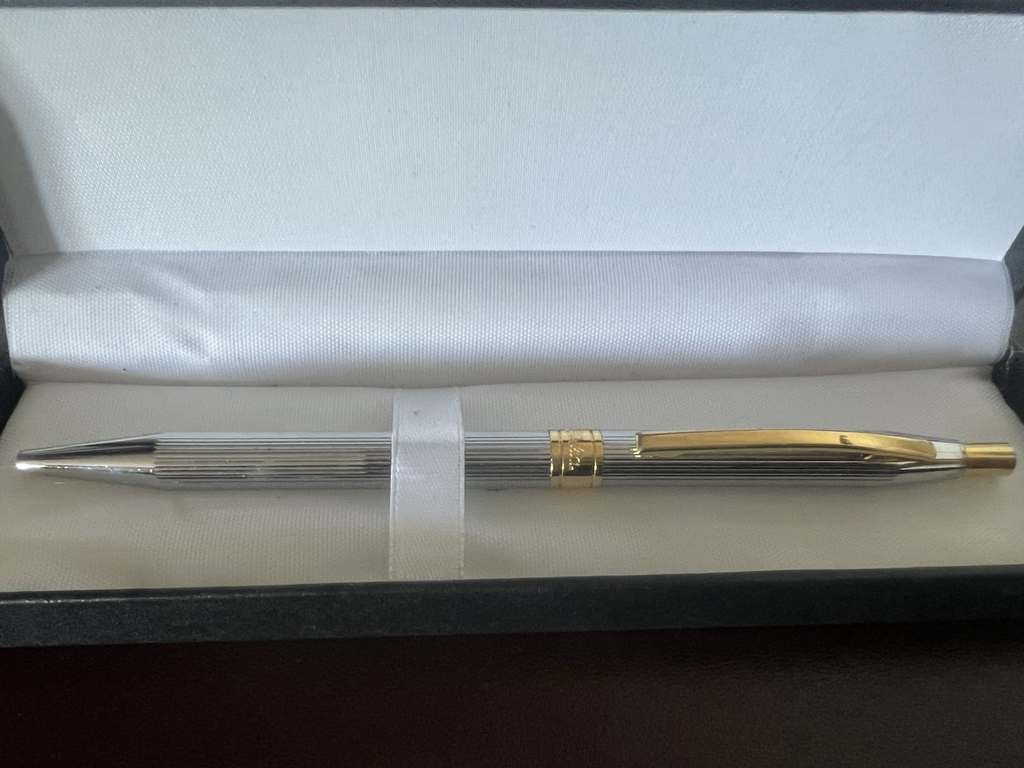 🔴 DELTA Kugelschreiber aus Chrom mit geriffelten Kanten und Druckknopf – schreibt im Vintage-Stil