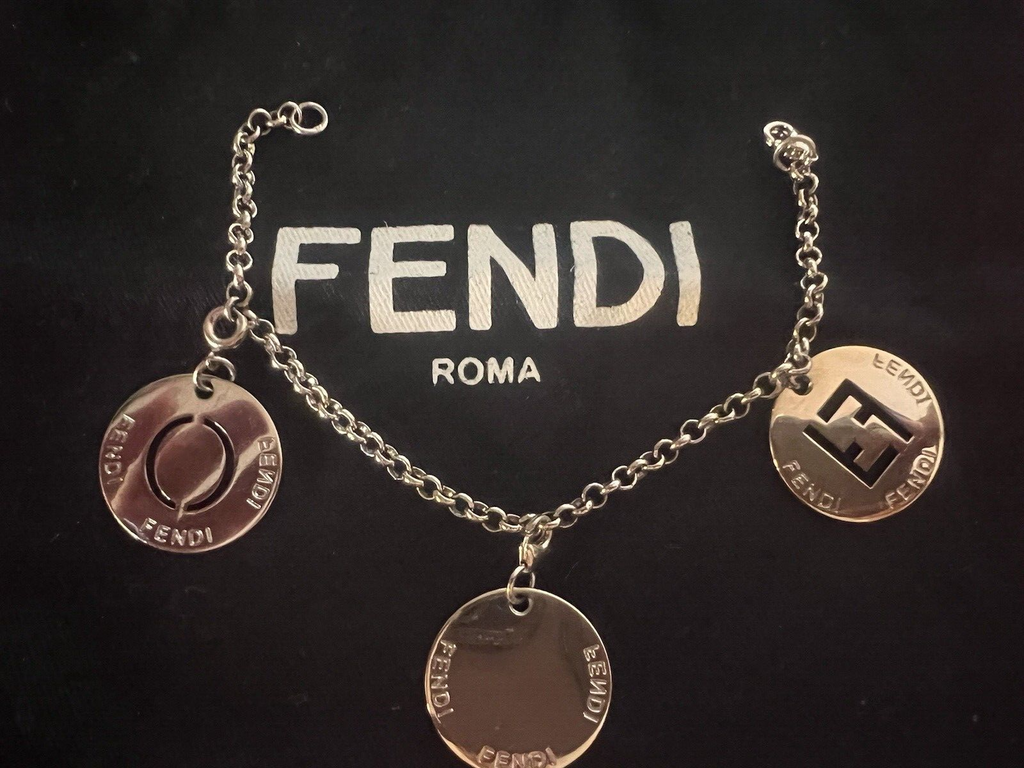 Fendi Bracelet Identification Bracelet Pendentifs Charms Monogramme Cœur