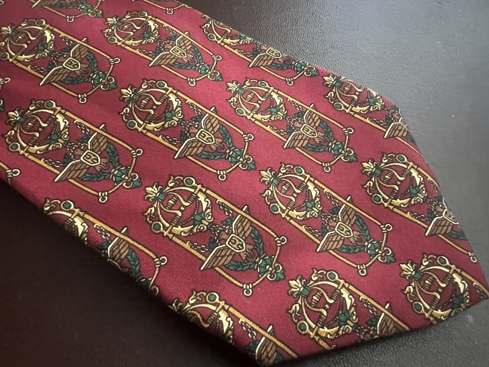 SALVATORE FERRAGAMO Rote Seda Corbata mit Vintage-Golden-Escudos-Motiv 