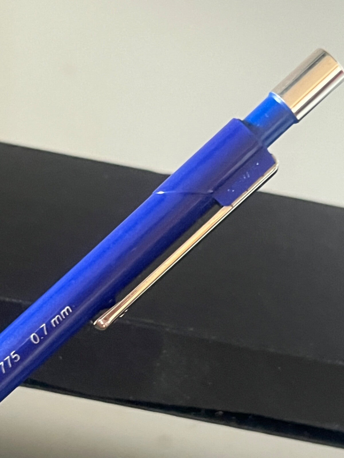 🔴 STAEDTLER Marsmicro Druckbleistift, einziehbar, 0,7 mm Mine, schreibt im Vintage-Stil 