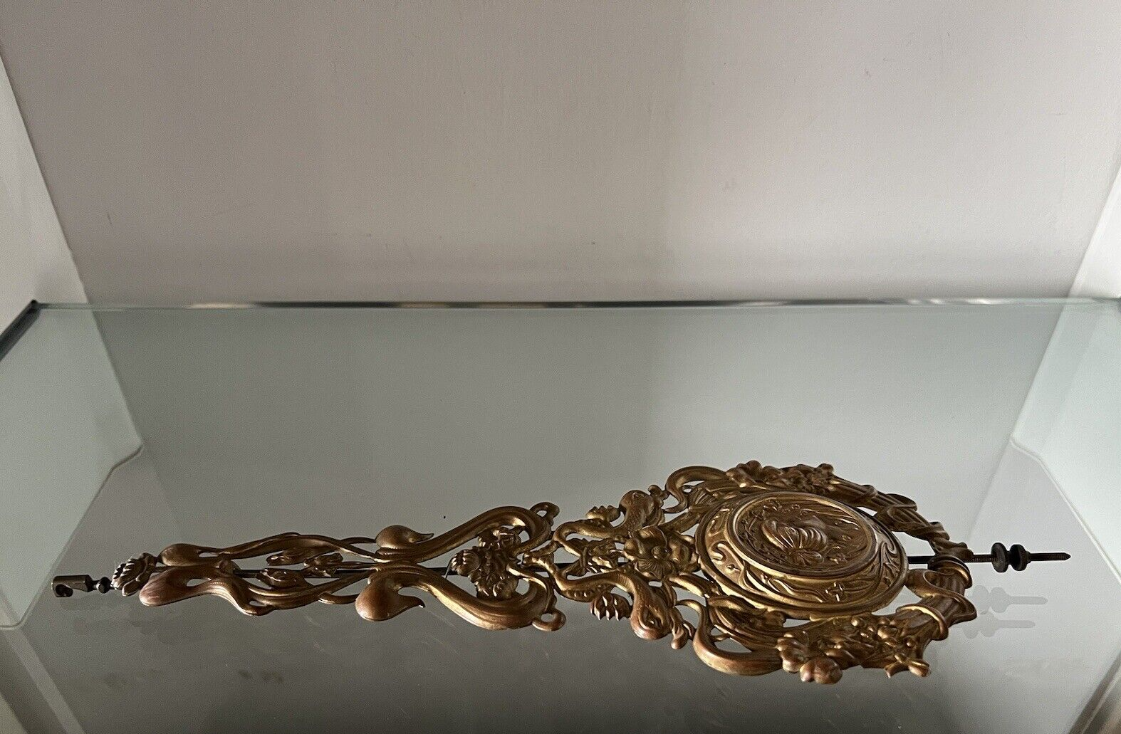 🔴 PENDOLO orologio muro parete RICAMO DAMA METALLO con asta retrostante vintage